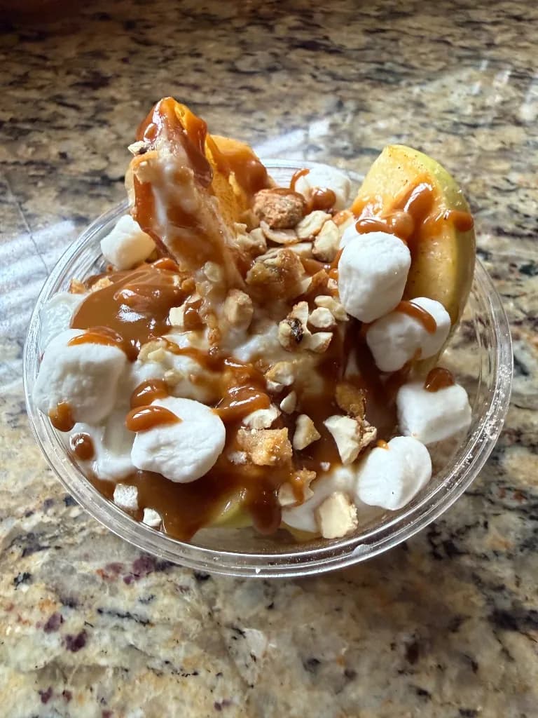 Apple slices with caramel, whipped cream, mini marshmallows and a crunchy crumble
